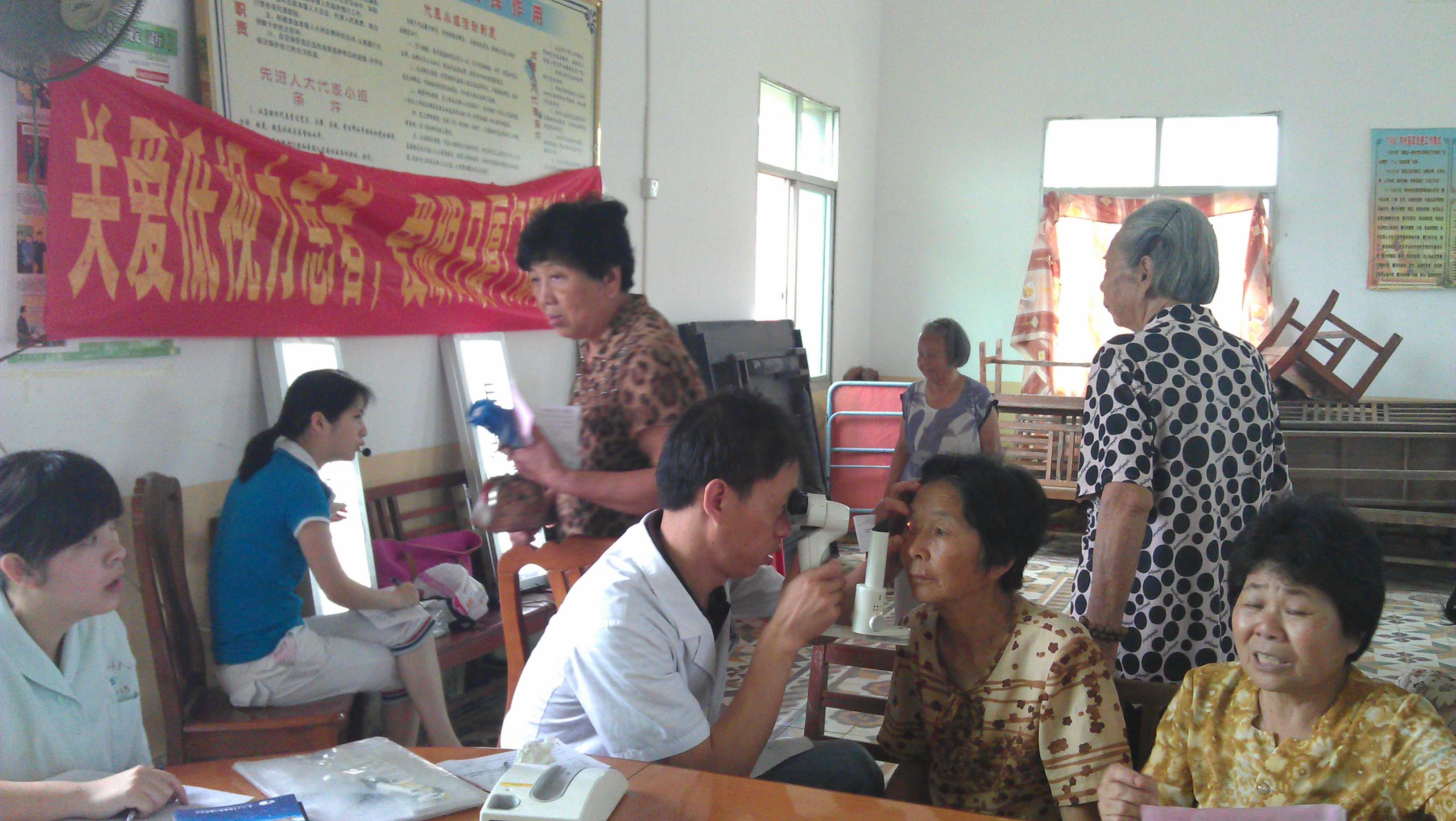 廈門(mén)眼科中心防盲辦醫(yī)護(hù)人員正在為村民免費(fèi)檢查眼病